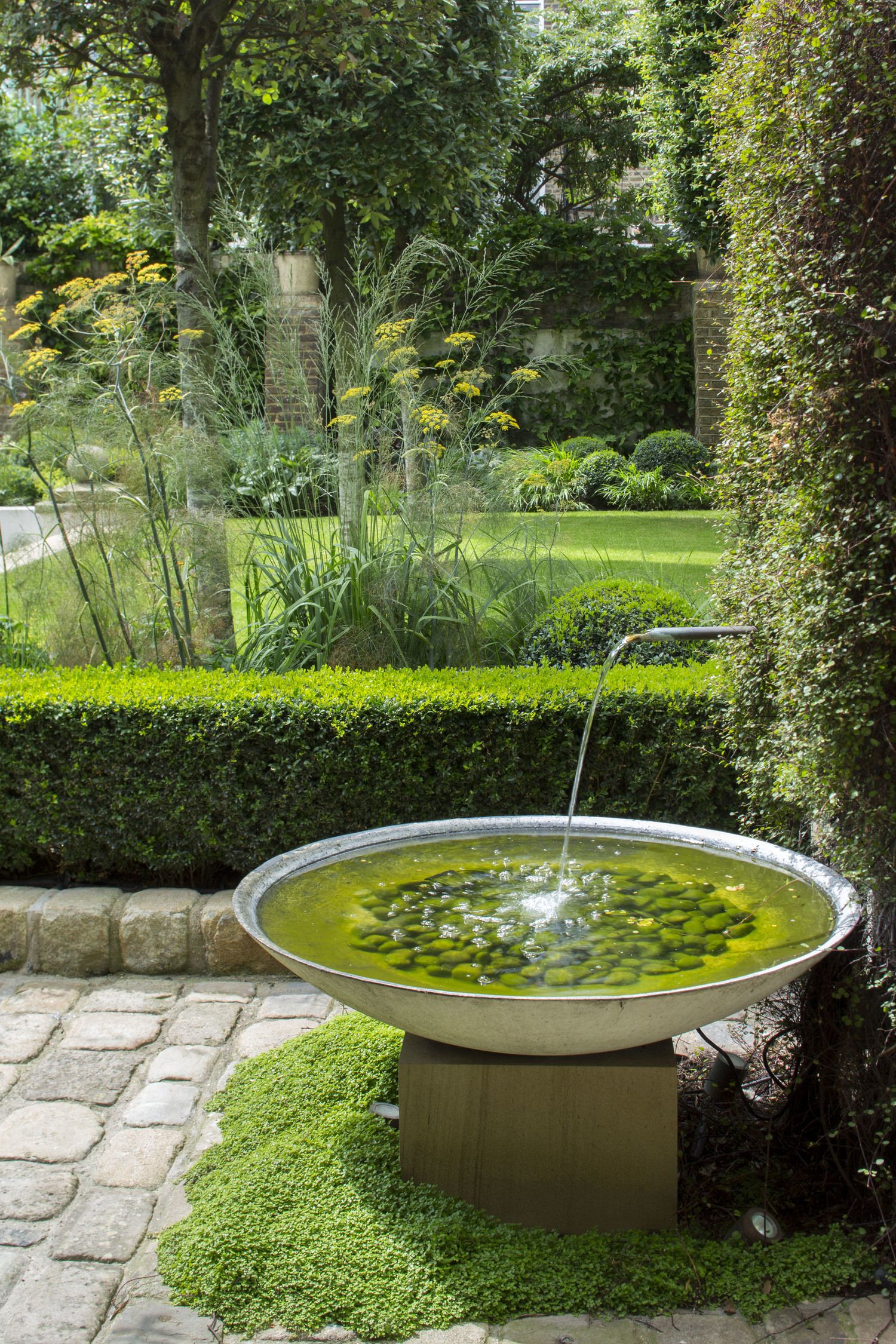 Самодельный фонтан для дачи: как сделать декоративную композицию в саду своими руками